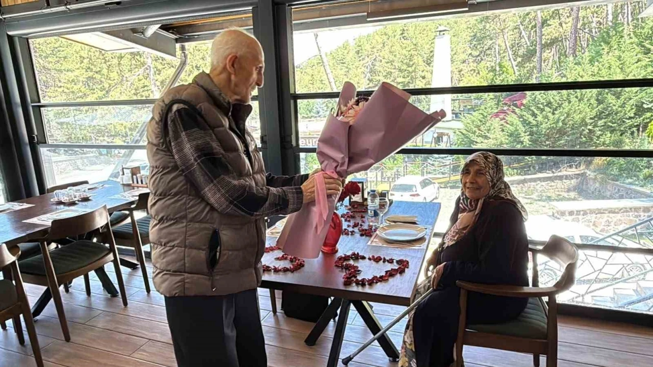 57 yıllık eşini yemeğe &ccedil;ıkarma hayalini ger&ccedil;ekleştirdi
