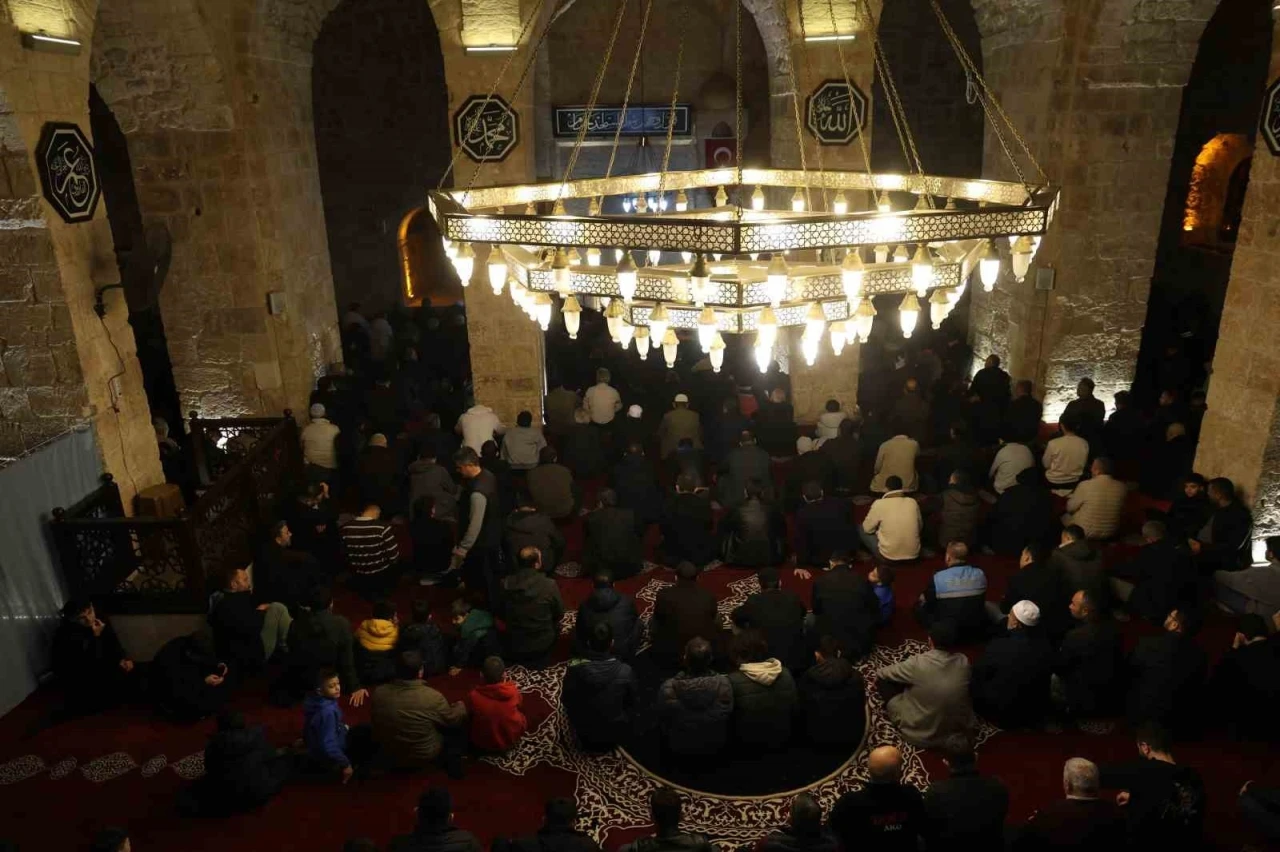 6 asırlık tarihi camide Berat Kandili&rsquo;nde eller semaya a&ccedil;ıldı
