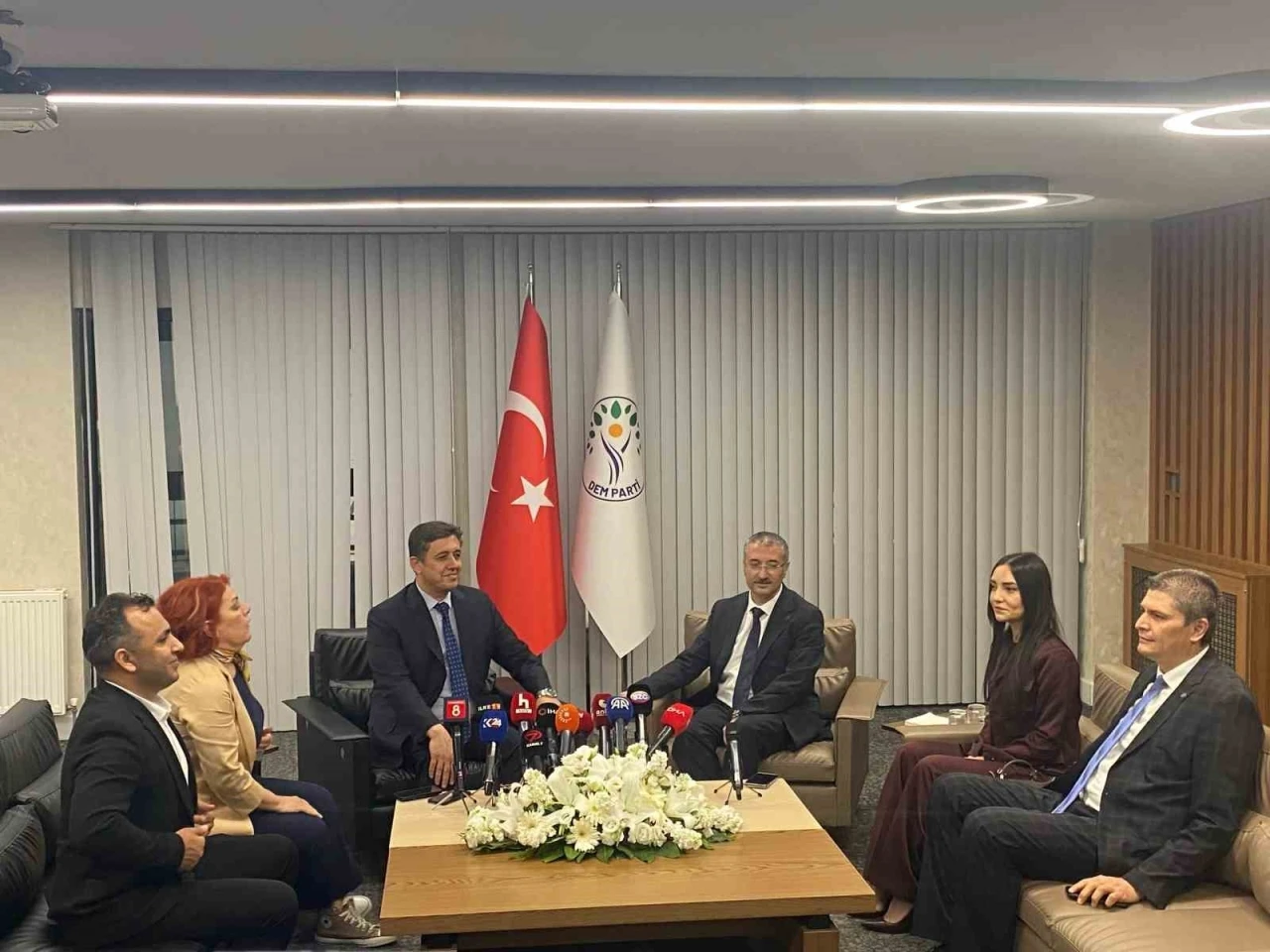 6 partiden DEM Parti’ye bayram ziyareti
