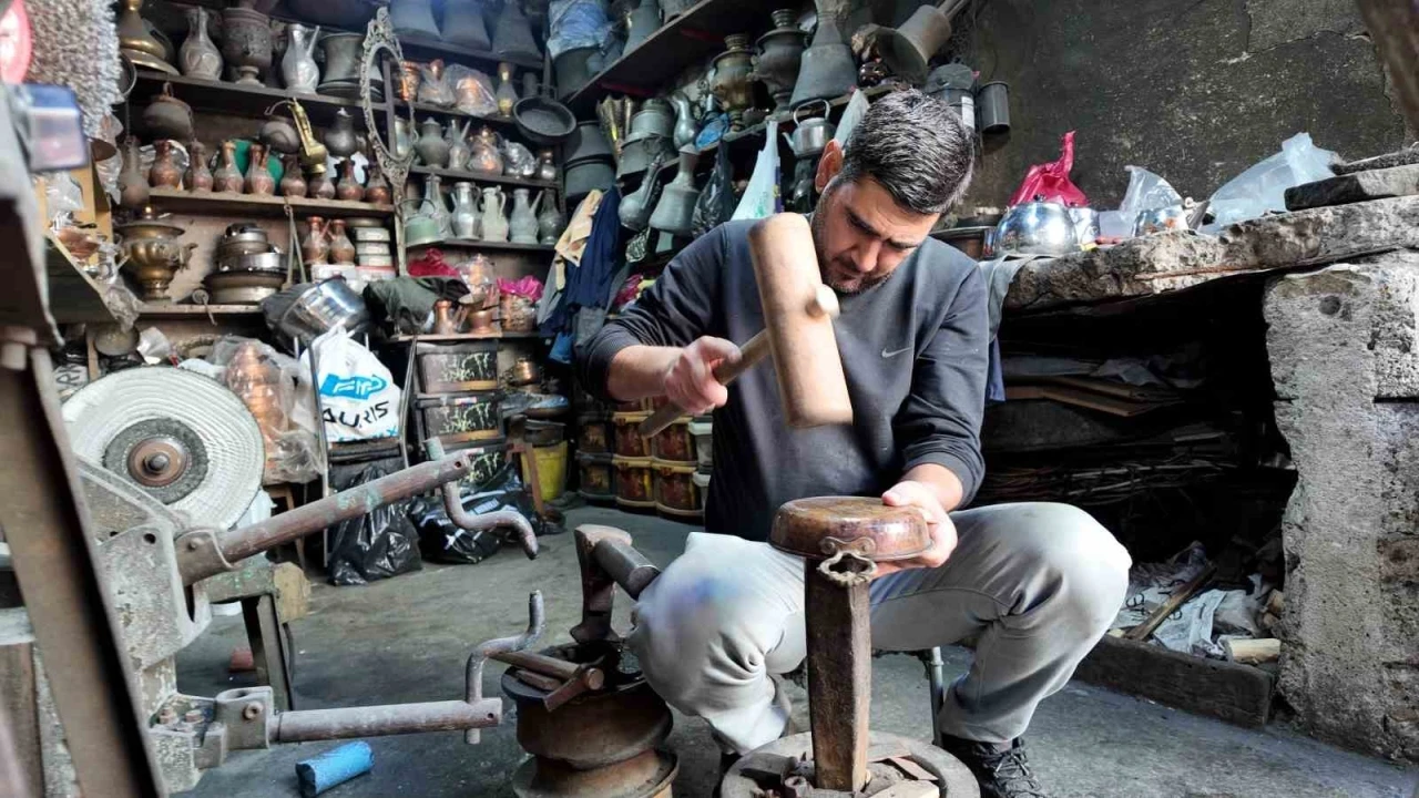 6 yaşında başladığı bakırcılığı neredeyse yarım asırdır s&uuml;rd&uuml;r&uuml;yor
