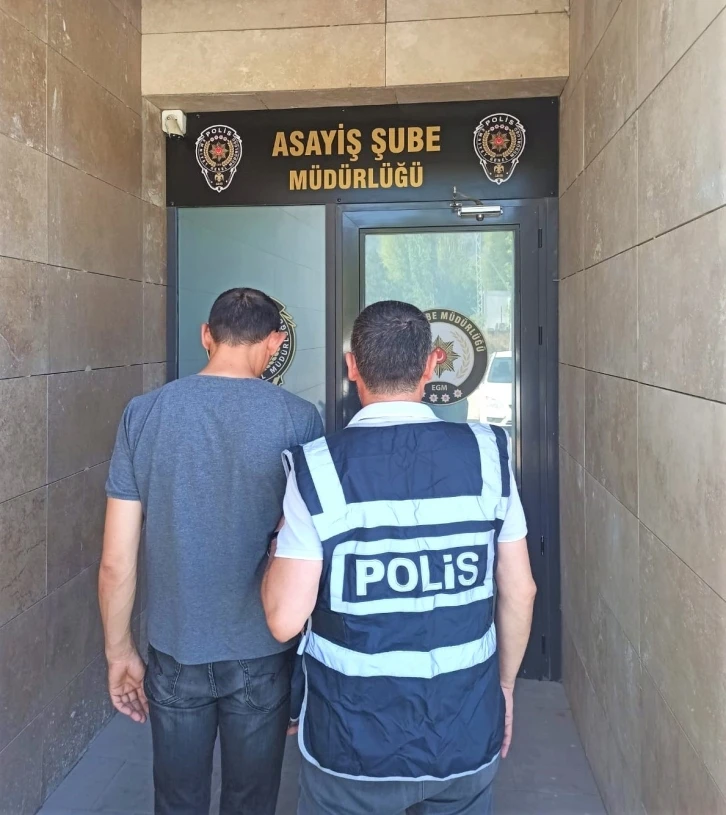 6 yıl hapis cezası ile aranan şahıs polisin takibi sonrası yakalandı