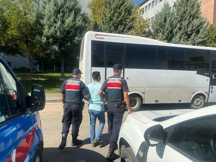 6 yıl kesinleşmiş cezası bulunan FET&Ouml; firarisini jandarma yakaladı
