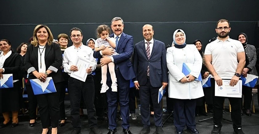 60 yaş üstü tazelenme üniversitesinde yıl sonu coşkusu yaşandı
