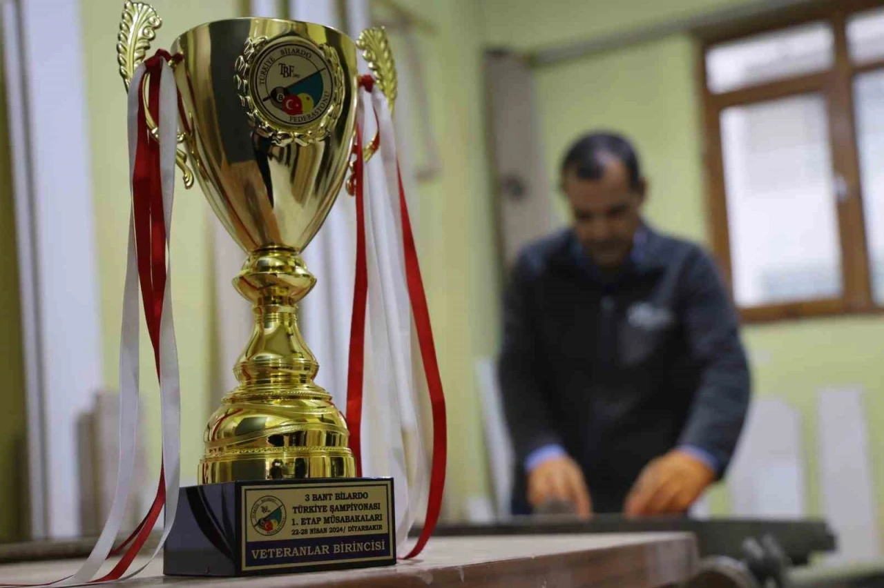 60 yaşında Türkiye Bilardo Şampiyonu mesleğiyle dikkat çekiyor
