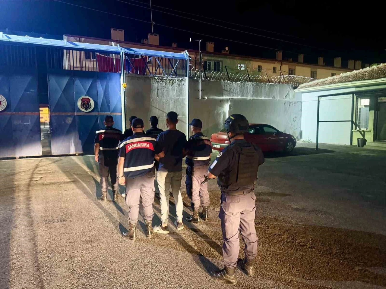 600 bin liralık g&uuml;neş paneli &ccedil;alan 3 kişi tutuklandı
