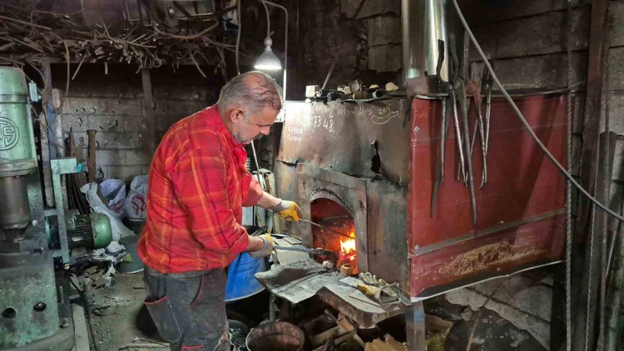 600 derecelik ocağın başında sıcağa meydan okuyor
