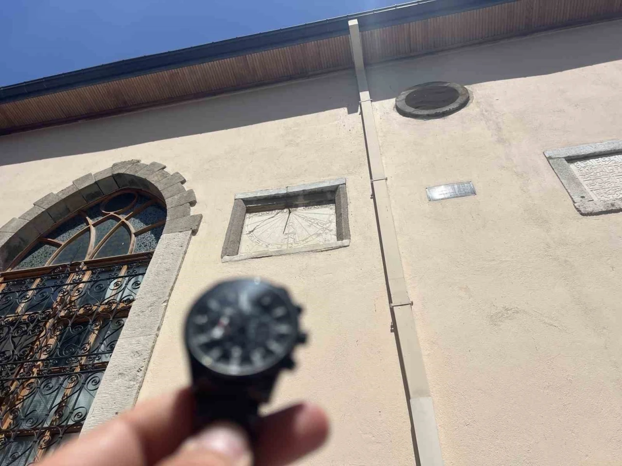 616 yıldır güneş ışığı ile namaz vakitlerini gösteriyor
