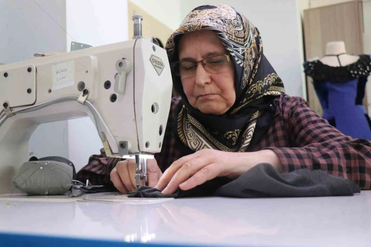 65 yaşındaki Remziye teyzenin "sınıfta kalma" azmi
