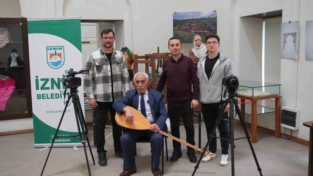 65 yıldır sazı ve kalemi elinde
