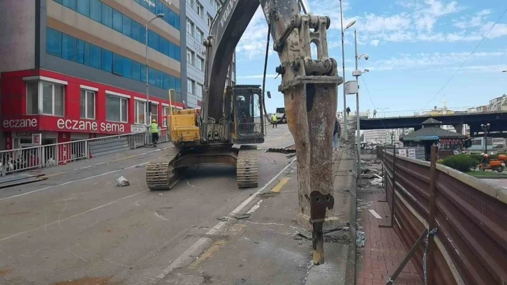 67 yıllık k&ouml;pr&uuml;n&uuml;n yıkımına başlandı
