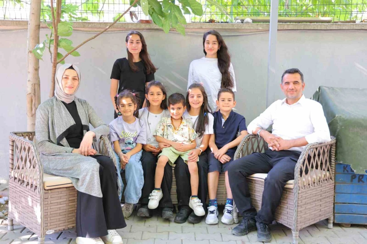 7 çocuklu öğretmen çift tebessüm ettirdi
