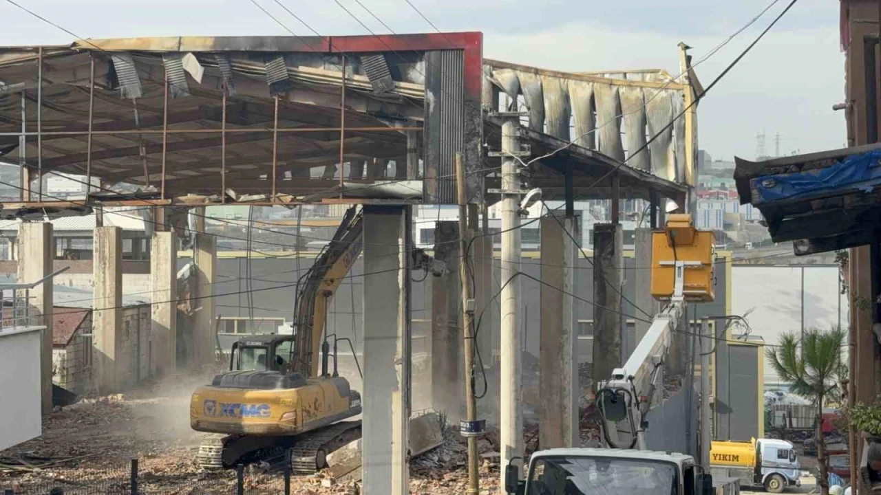 7 kişinin öldüğü parfüm dolum tesisi yıkılıyor
