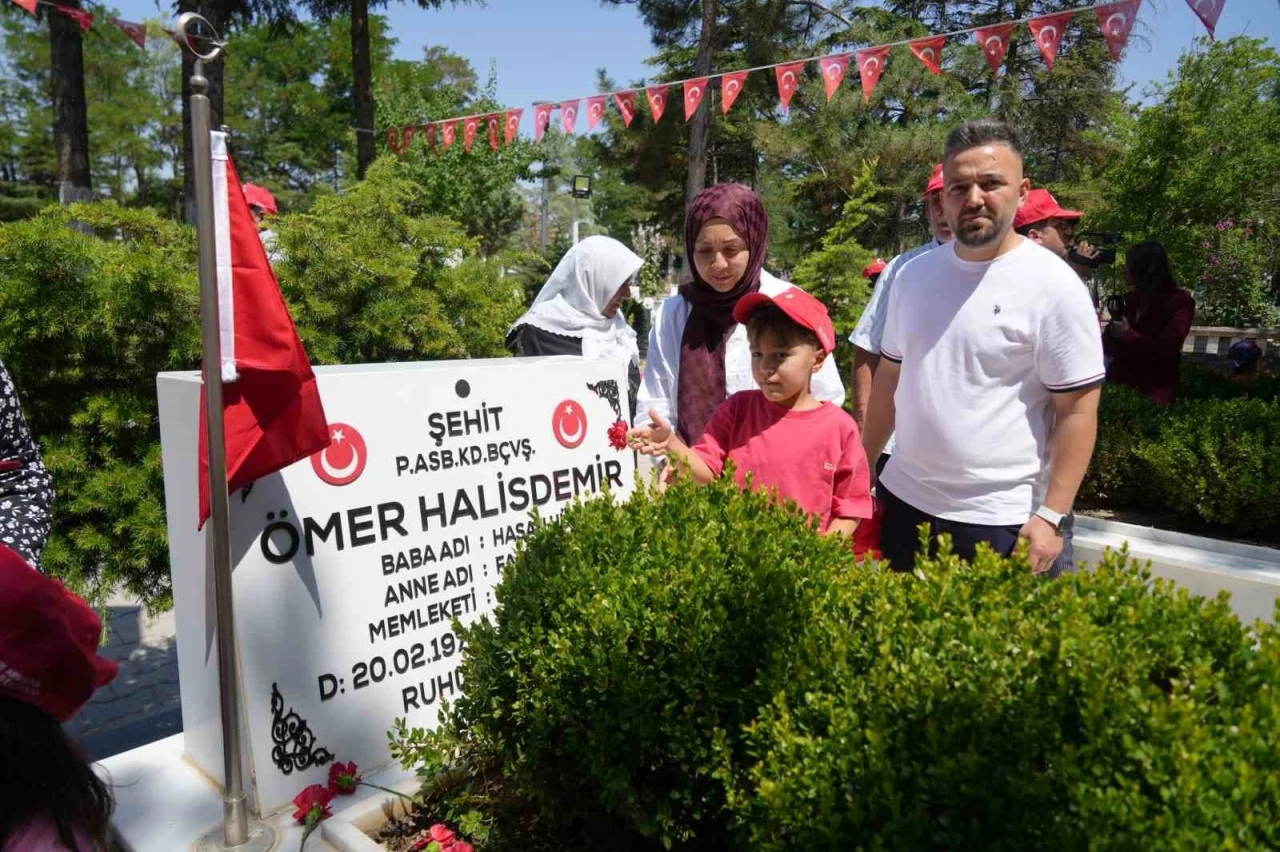 7 yaşındaki &Ouml;mer Halis Demir, ismini taşıdığı şehidi ilk kez ziyaret etti

