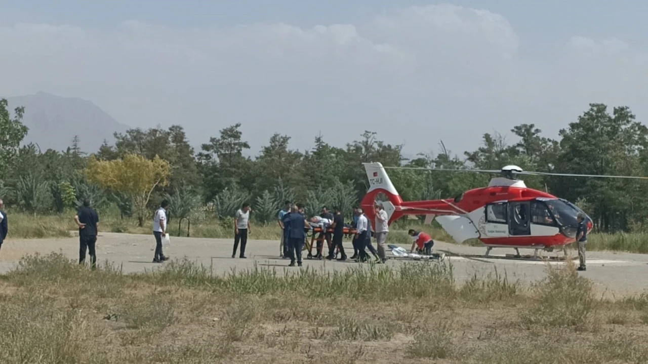 70 yaşındaki hasta ambulans helikopter ile Van’a getirildi

