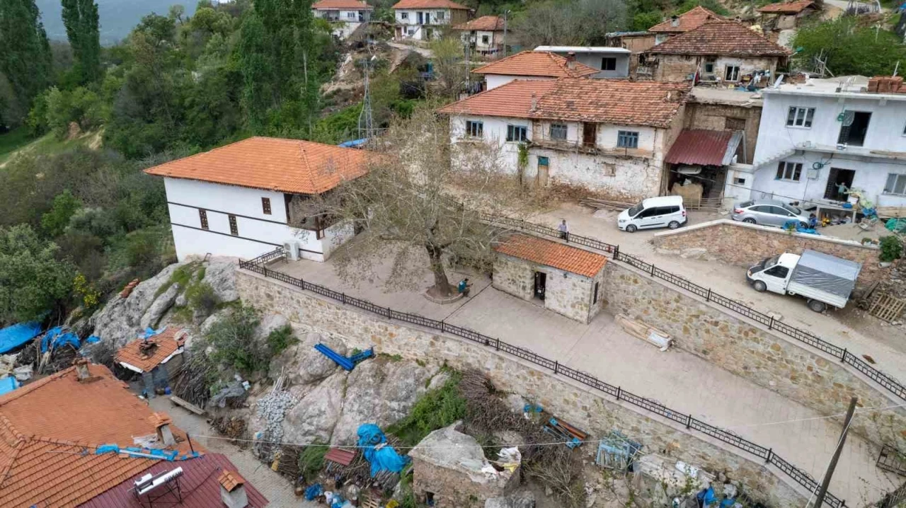 700 yıllık cami zamana meydan okuyor

