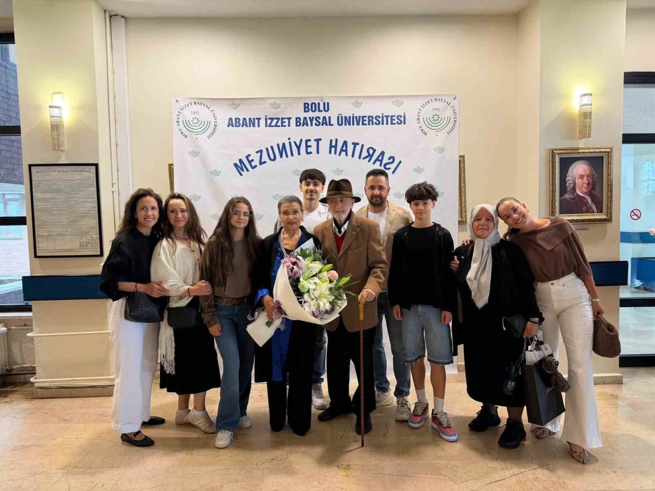 76 yaşında &uuml;niversiteden mezun oldu, azmiyle gen&ccedil;lere taş &ccedil;ıkarttı
