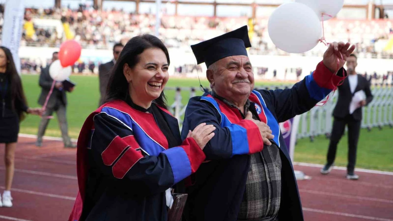 76 yıl sonra gelen mezuniyet: Hayaller üniversite mezuniyet kortejinde gerçek oldu
