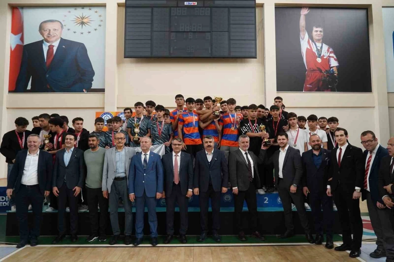 77 okuldan 4 bin 50 öğrenci sporla buluştu
