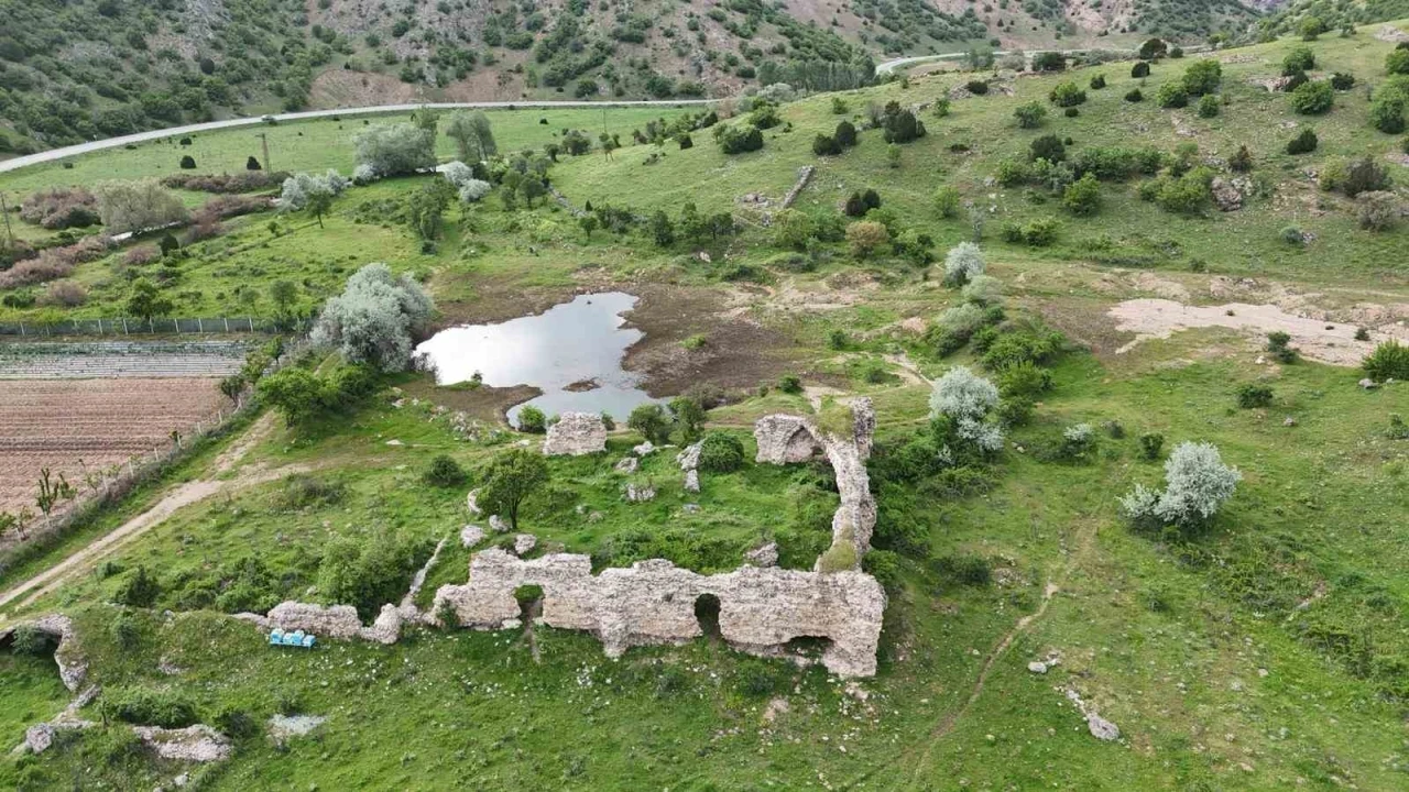 8 asırlık kervansaray zamana direniyor
