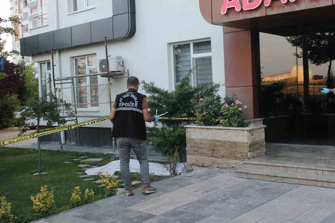 8’inci kattan düşen 1 çocuk annesi kadın öldü
