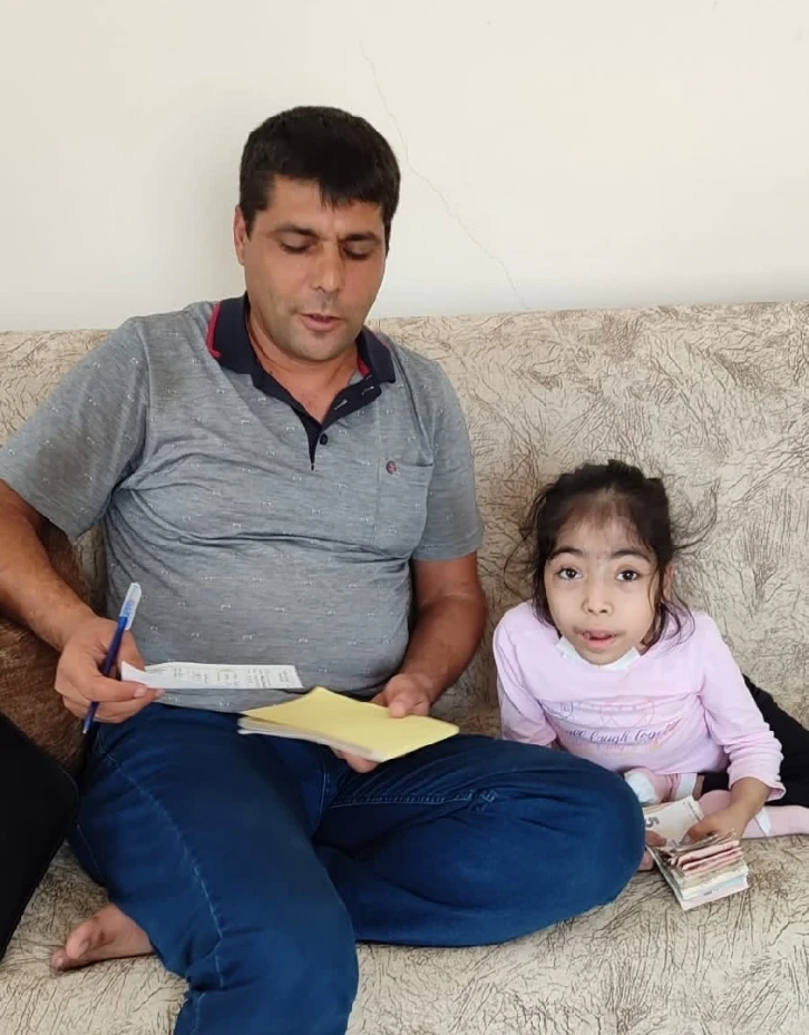 8 yaşındaki Melek, depremde yıkılan camiye k&uuml;pe i&ccedil;in biriktirdiği parasını bağışladı
