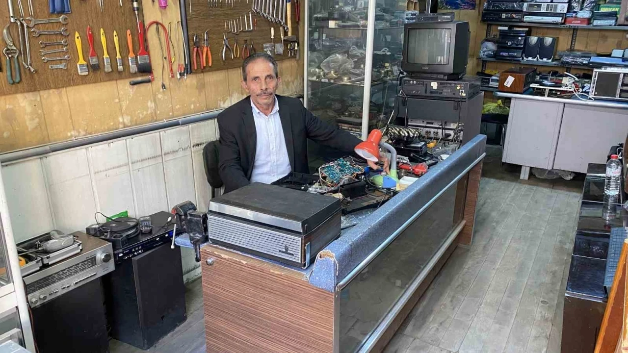 80&rsquo;ler Sokağı&rsquo;nın zamana direnen son ustası: Yarım asırdır ge&ccedil;mişin sesini onarıyor
