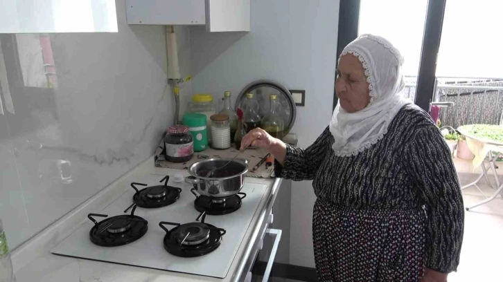 80 yaşındaki depremzede kadın, yapımı tamamlanan yeni yuvasına taşınmanın mutluluğunu yaşıyor
