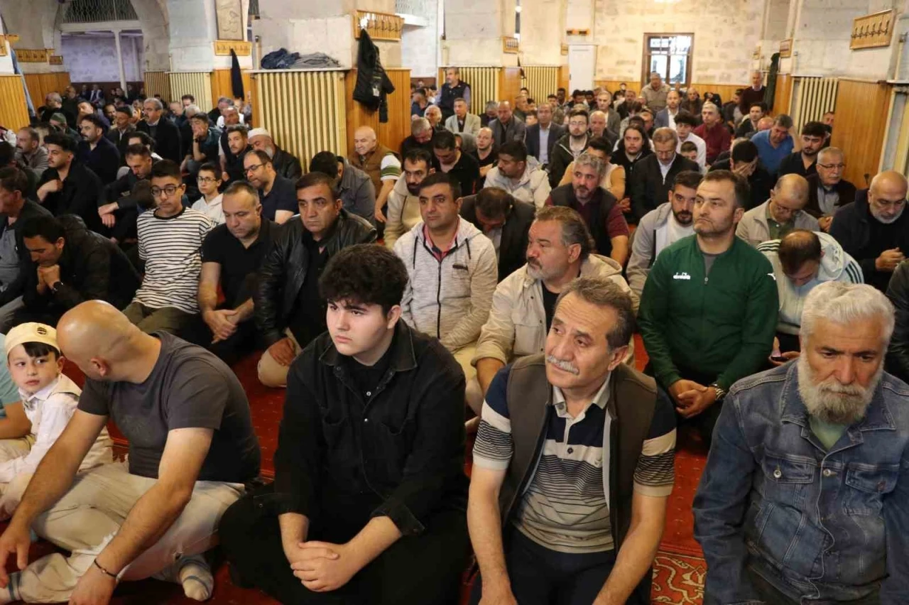832 yıllık camide Kurban Bayramı namazı kılındı
