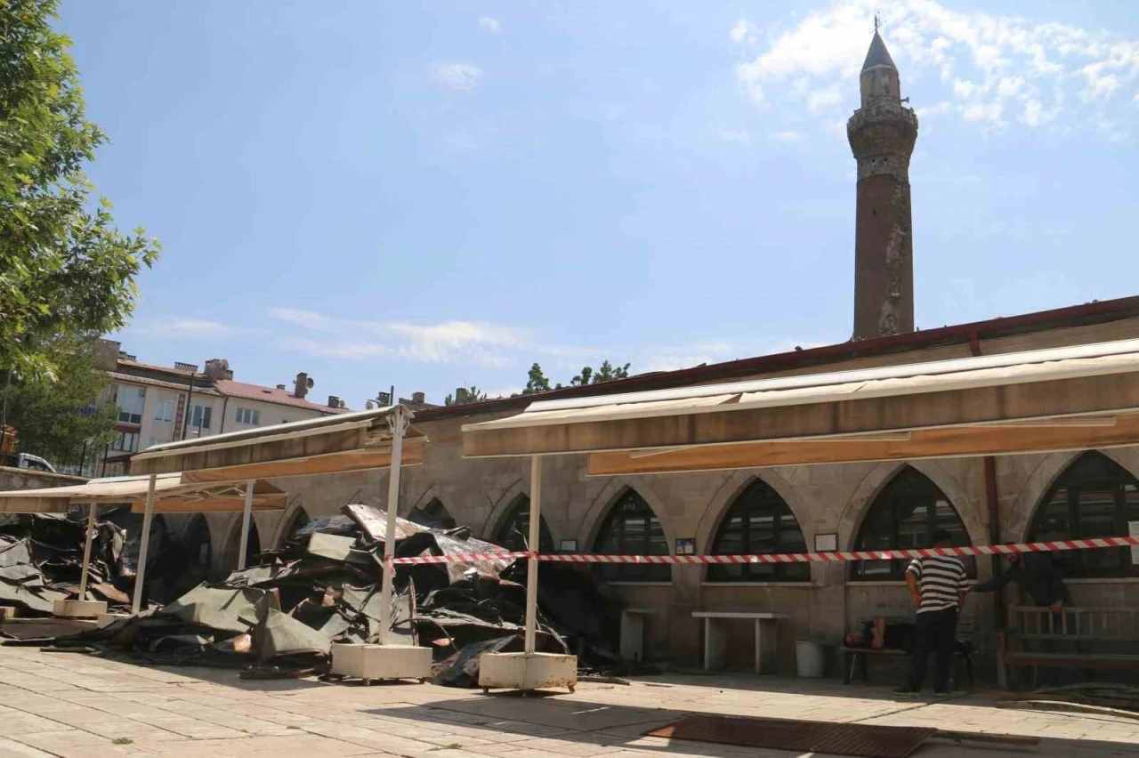832 yıllık camide sessiz cuma
