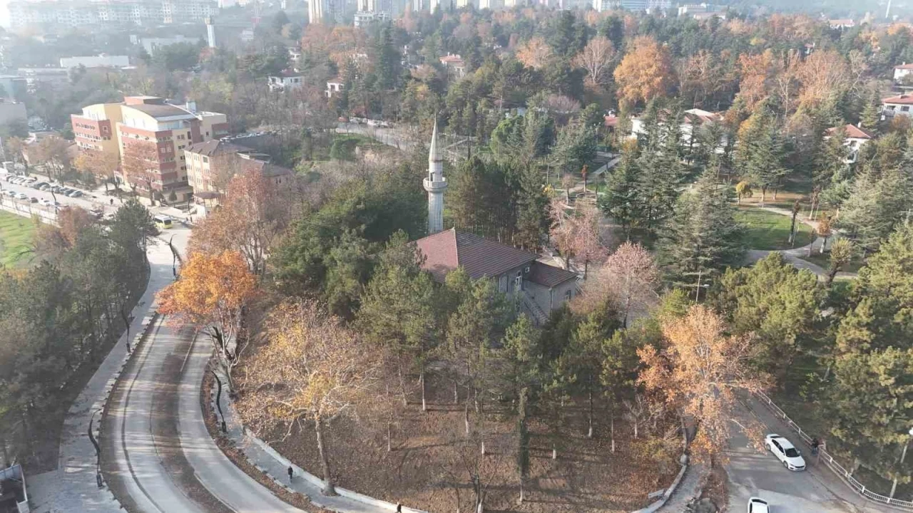 84 yıllık camide restorasyon ve çevre düzenlemesi çalışmaları başladı
