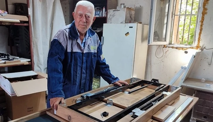 85 yaşındaki emekli &ouml;ğretmen, kurduğu at&ouml;lyede akıllı sehpa &uuml;retiyor
