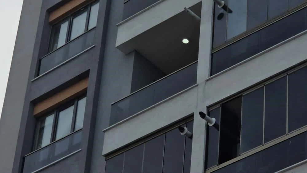 85 yaşındaki kadın dördüncü kattan belediye başkanının makam aracının üzerine düştü
