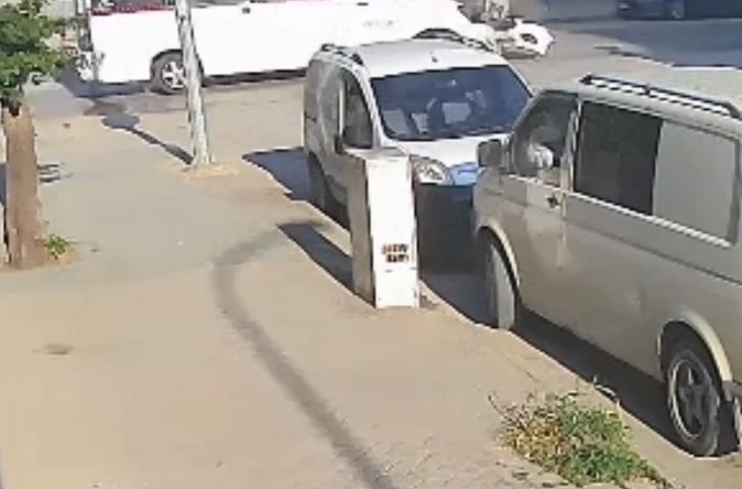 9 kişinin yaralandığı kazanın g&uuml;venlik kamerası g&ouml;r&uuml;nt&uuml;leri ortaya &ccedil;ıktı

