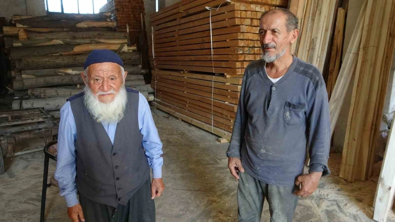 93 yaşındaki marangoz ustası, oğlu ile ağaçlara şekil veriyor
