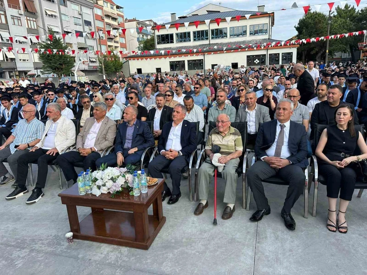 93 yaşındaki Mehmet Tutar, okulunun kep törenine katıldı
