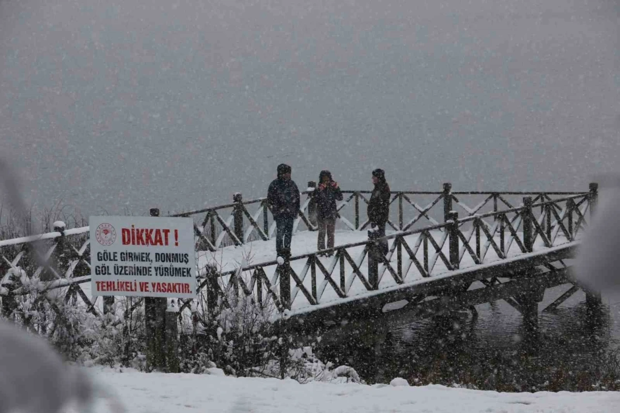 Abant G&ouml;l&uuml; Milli Parkı&rsquo;nda kış g&uuml;zelliği
