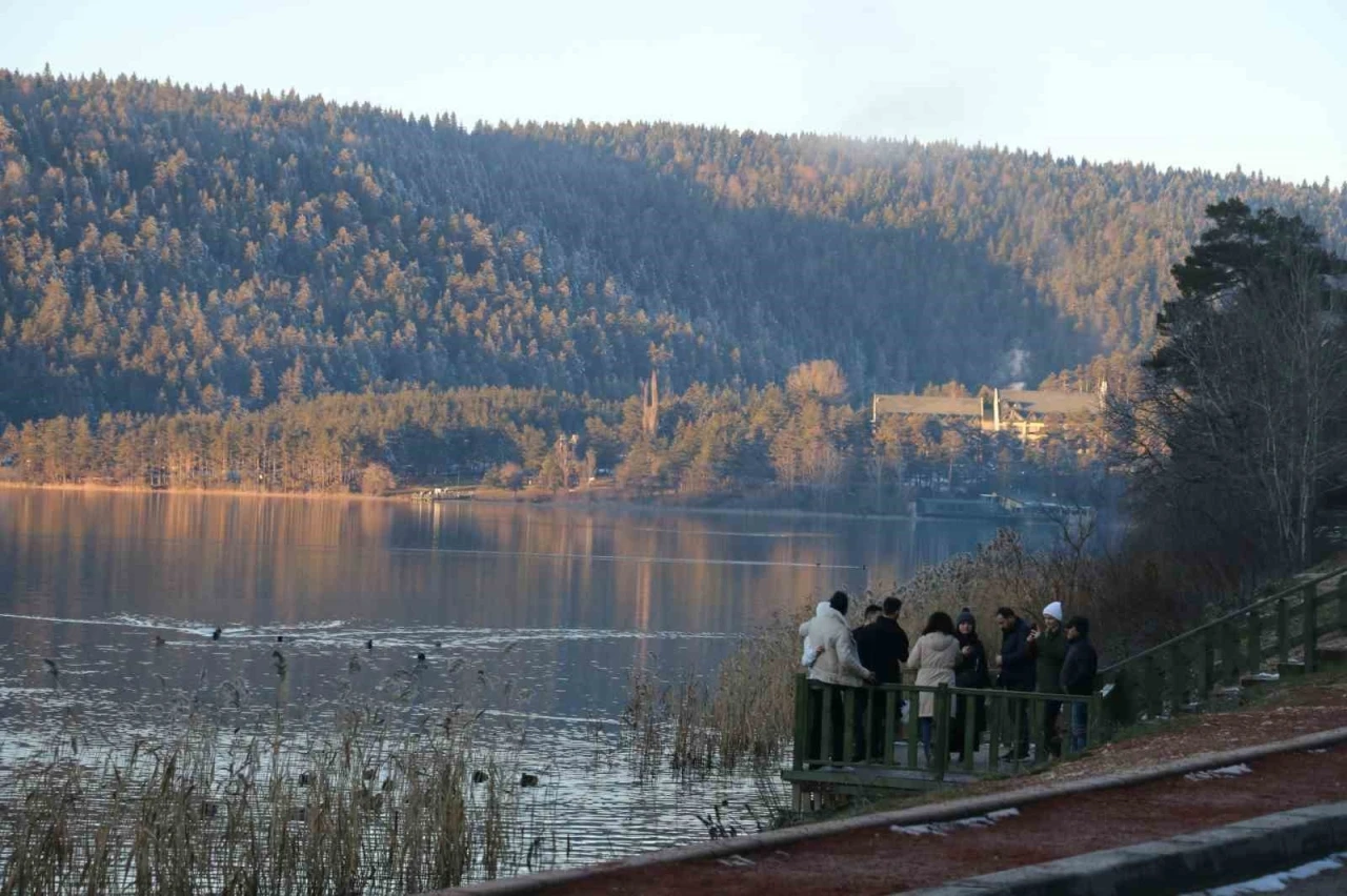Abant Gölü’nün kıyıları buz tuttu, muhteşem manzaralara sahne oldu