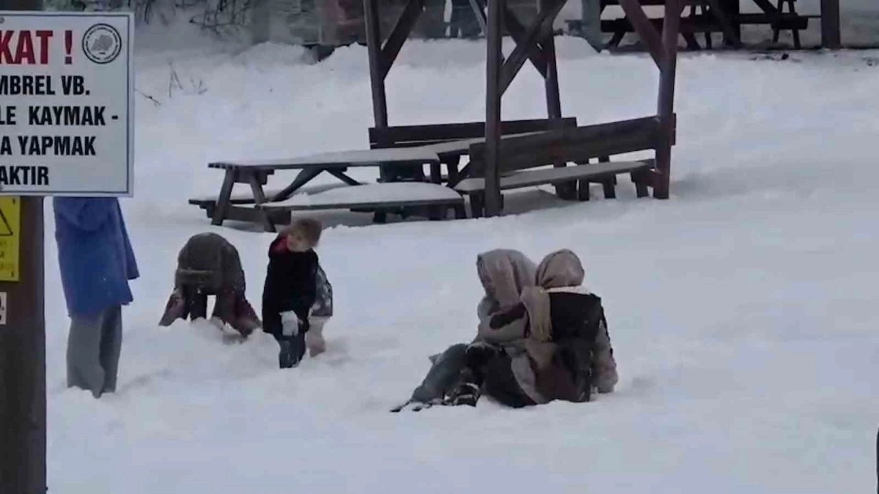 Abant&rsquo;ta şambrel eğlencesi: Kayak pistine &ccedil;evirdiler
