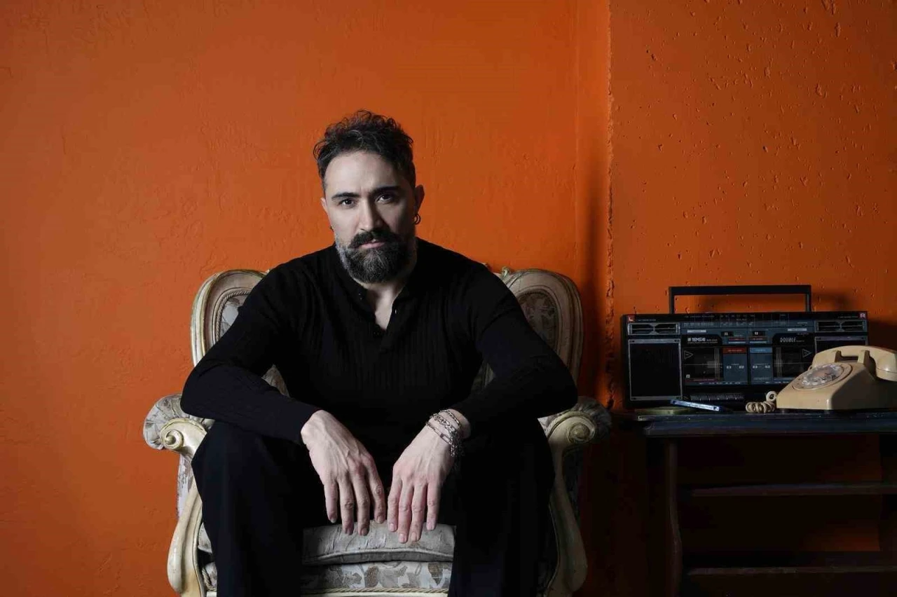 Abay&rsquo;dan klasik bir esere modern dokunuş: &lsquo;Eşkıya D&uuml;nyaya H&uuml;k&uuml;mdar Olmaz&rsquo;
