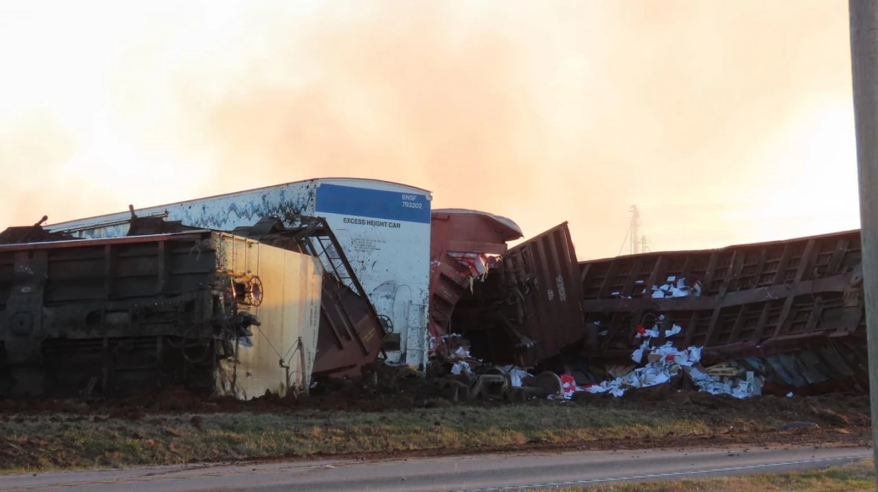 ABD&rsquo;de k&uuml;k&uuml;rt taşıyan tren devrildi, &ccedil;evreye zehirli gaz yayıldı

