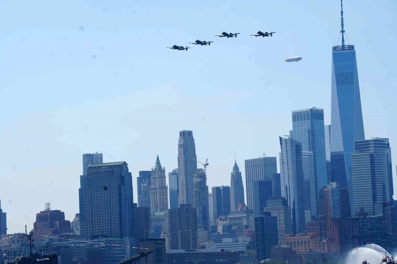 ABD&rsquo;nin bağımsızlığının 250. yılı New York&rsquo;ta hava ve deniz t&ouml;renleriyle kutlandı
