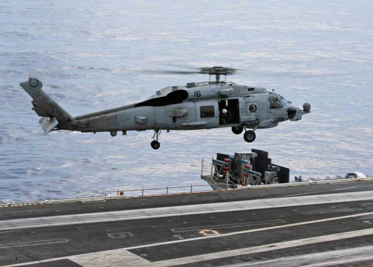 ABD ordusuna ait helikopter Umman Denizi&rsquo;ne acil iniş yaptı: 1 kişi kayıp
