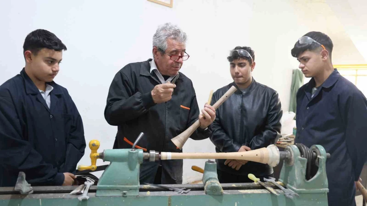 Abdal geleneğini yaşatan &ouml;ğrenciler, &ccedil;aldıkları enstr&uuml;manları yapmayı da &ouml;ğreniyor

