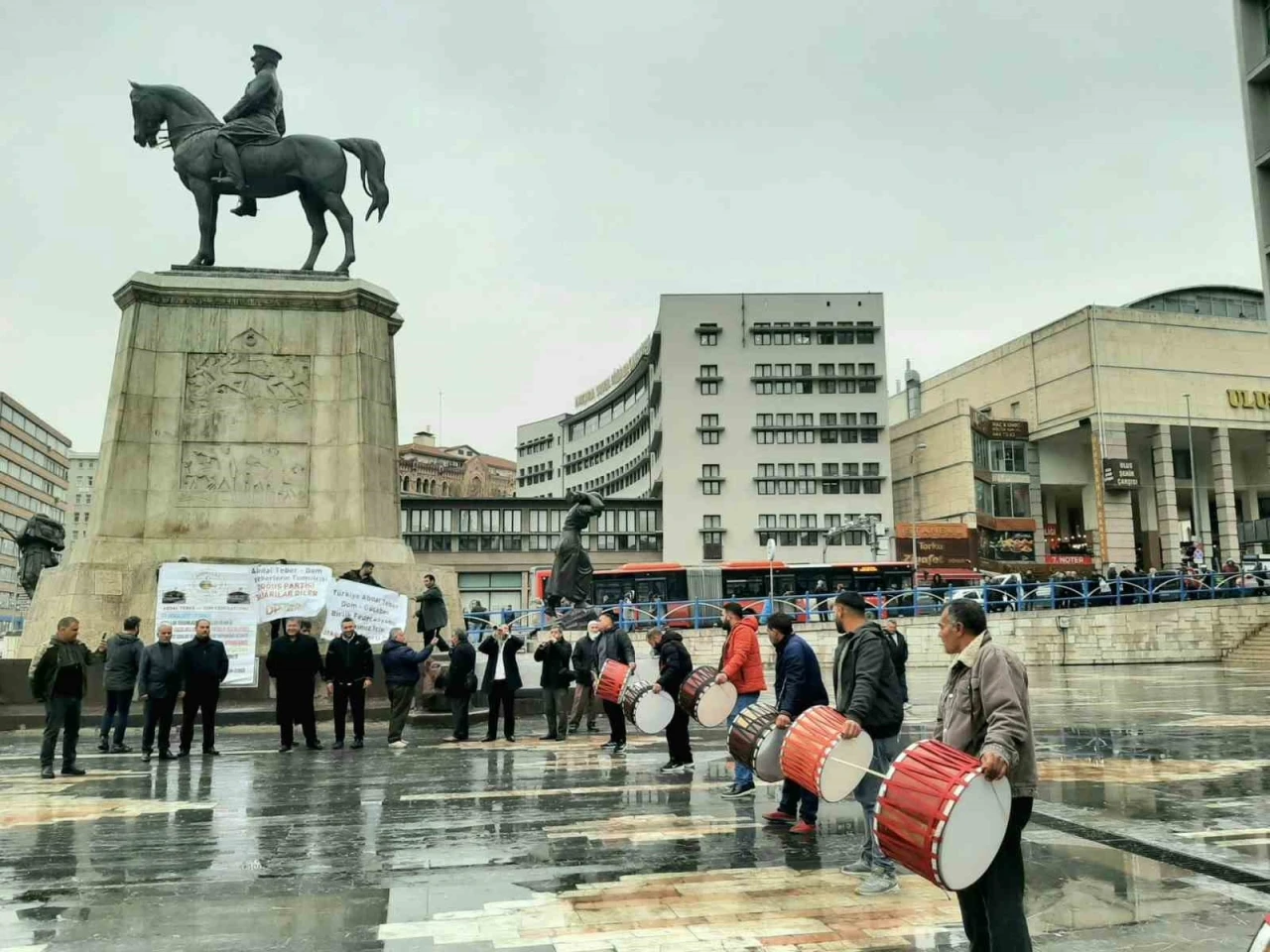Abdallar Domlar Birliği Federasyonu, kuruluş ve tanıtım programı &ouml;ncesinde davul ve zurna eşliğinde seslerini duyurmaya &ccedil;alıştı
