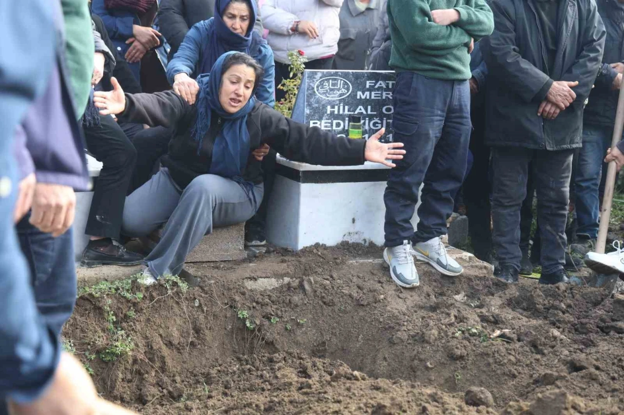 Ablası tarafından &ouml;ld&uuml;r&uuml;len Eyl&uuml;l, annesinin "Hayallerimiz yarıda kaldı" s&ouml;zleriyle son yolculuğuna uğurlandı
