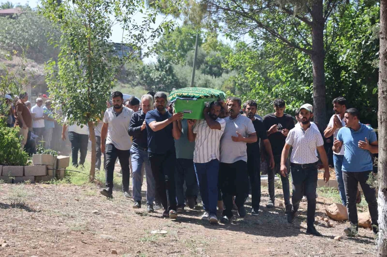 Ablasının düğünü için memleketine gelen 22 yaşındaki genç kalp krizi geçirerek öldü
