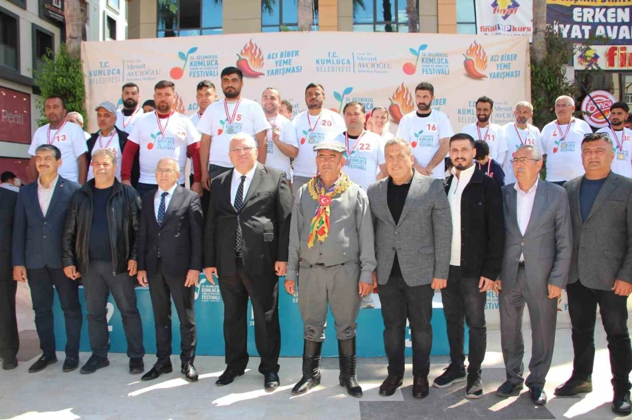 Acı biber yarışında 3 dakikada 398 gram acı biber yedi
