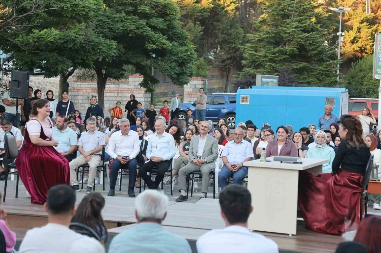 A&ccedil;ık havada tiyatro resitali sunup sertifikalarını aldılar
