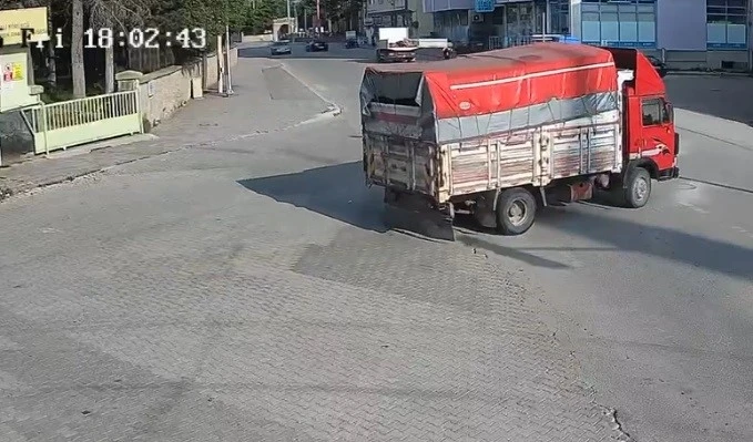 Açık kamyonet kasası kapağı yüzünden 15 yaşındaki kızın hayatını kaybettiği kaza kamerada
