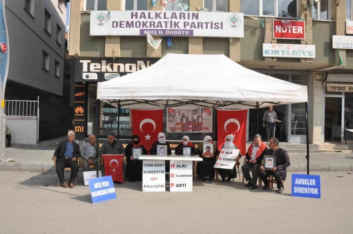 Acılı aileler evlat n&ouml;betine devam ediyor
